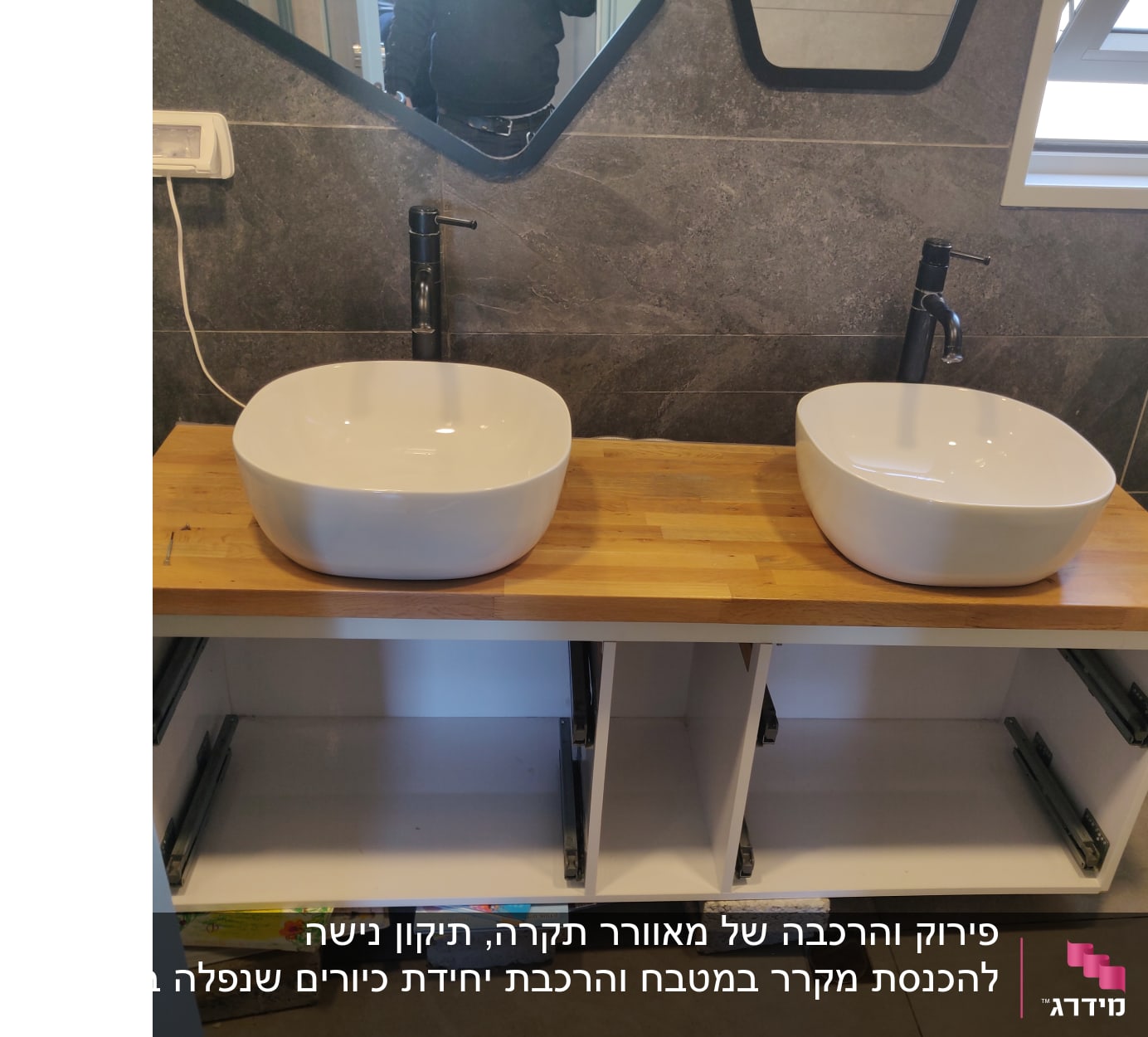 כיור כפול על משטח עץ עם ברזים שחורים